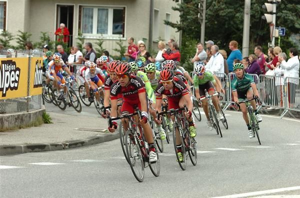 Cadel Evans and BMC applied some pressure to Bradley Wiggins in stage 5