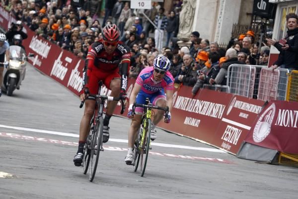 Alessandro Ballan (BMC) crosses the line ahead of Damiano Cunego (Lampre-ISD).