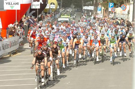 The peloton hits the finishing circuits