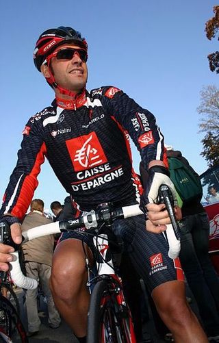 Oscar Pereiro (Caisse d'Epargne) waits for the start in Saint Arnoult en Yveline.