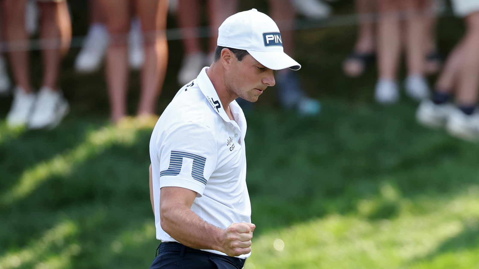 Viktor Hovland fist pumps after holing a putt