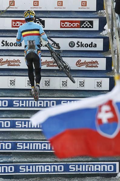 Tom Meeusen chasing on the stairs.