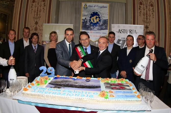 Vincenzo Nibali cuts the cake at the Gran Gala Ciclistico Internazionale