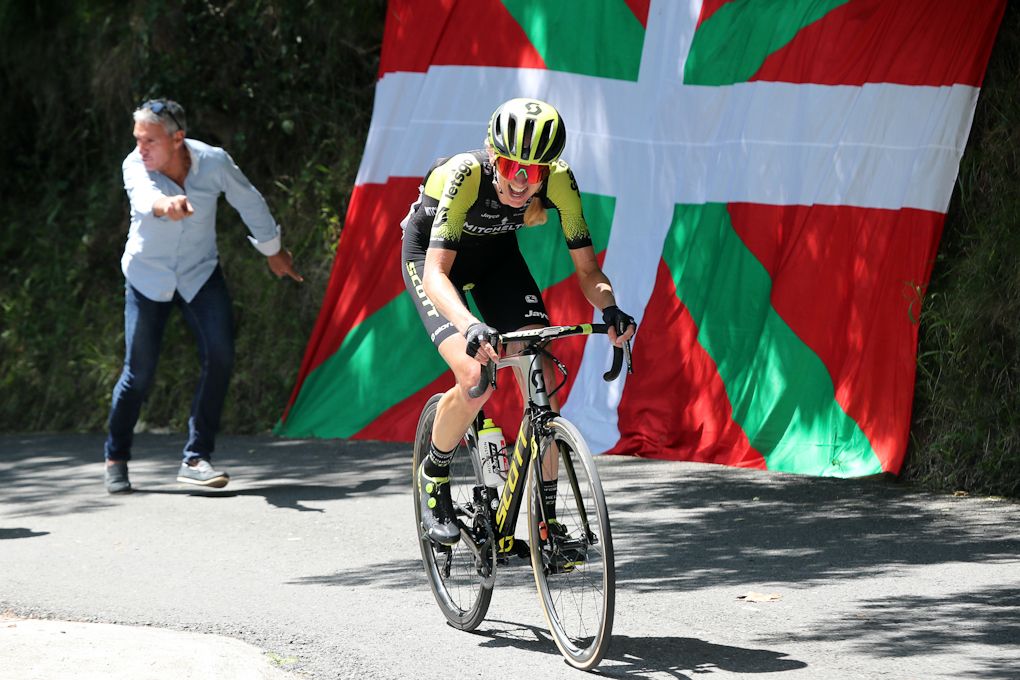 Lucy Kennedy solos to the line of Clasica San Sebastian