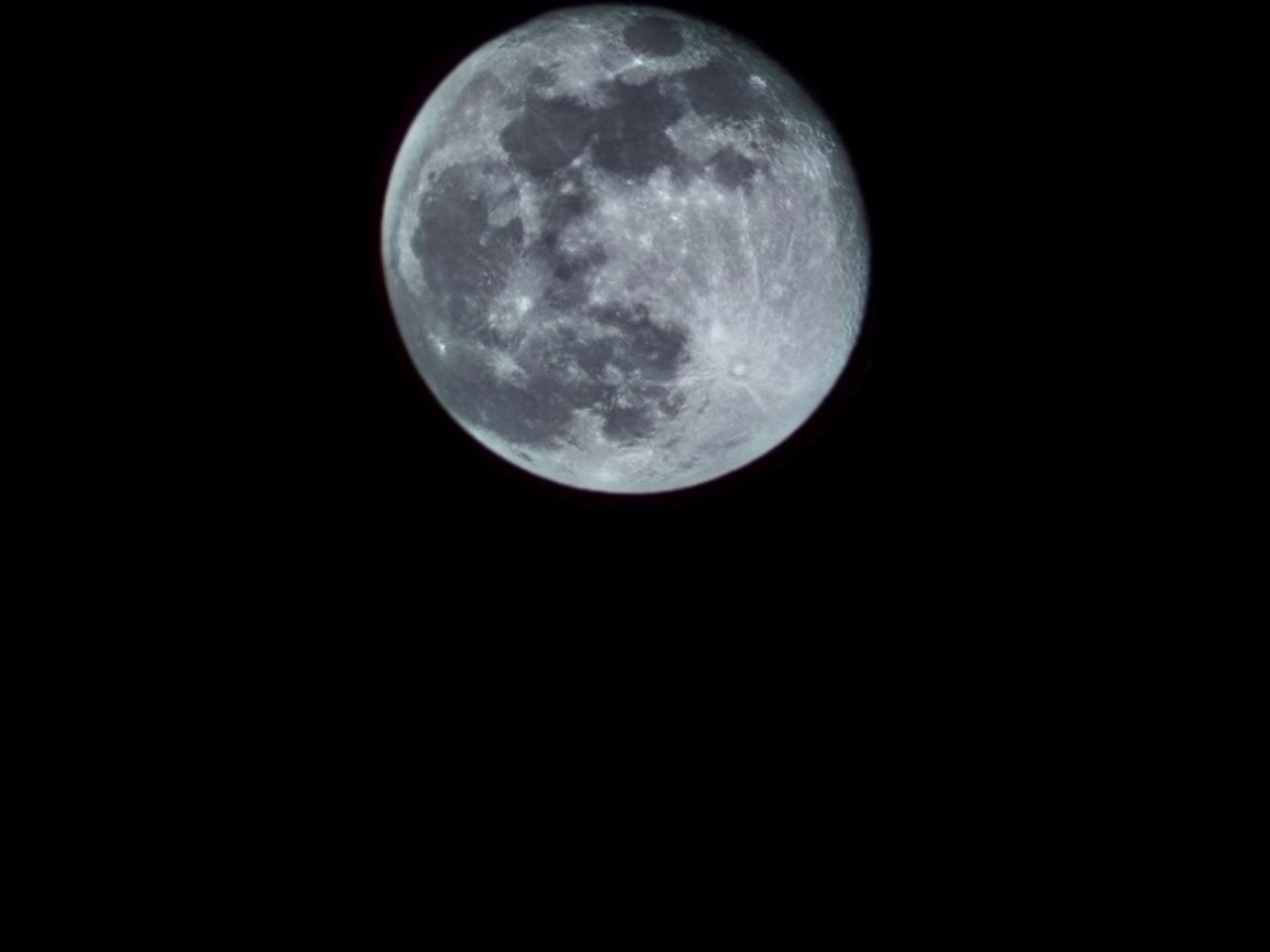 OnePlus 13 low light sample.
