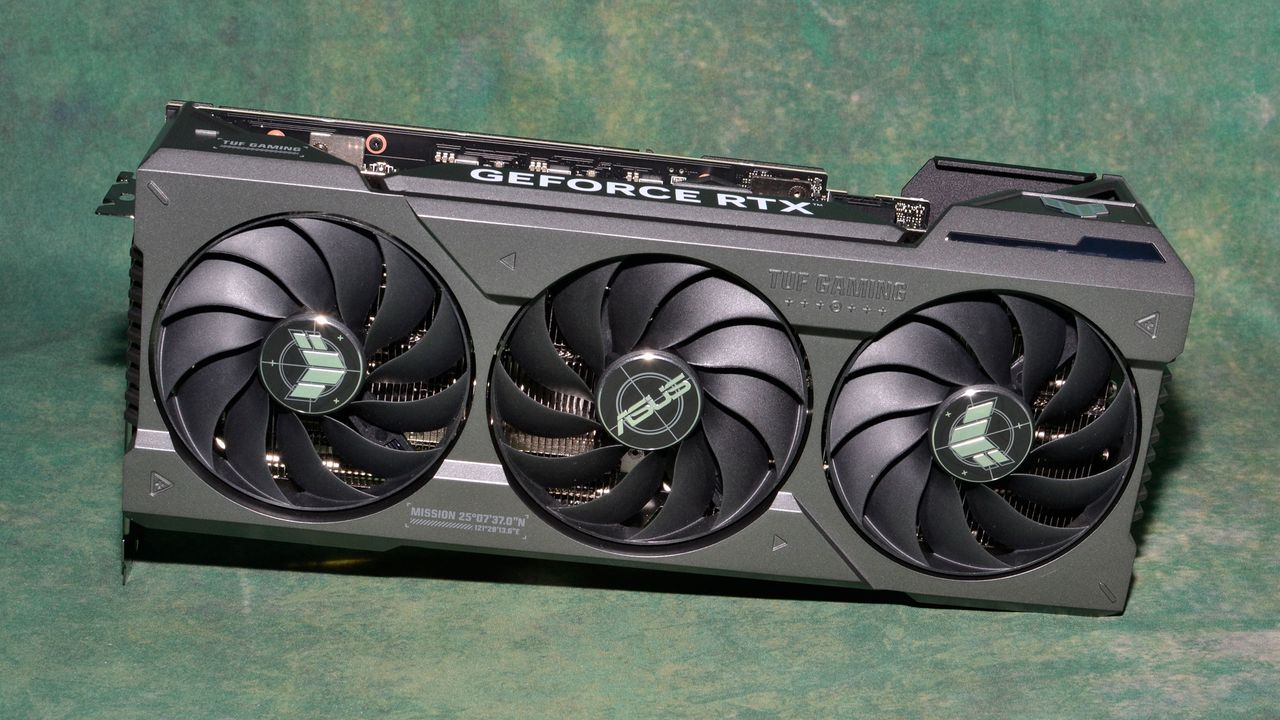 Asus RTX 4070 Ti Super TUF Gaming card photos and unboxing