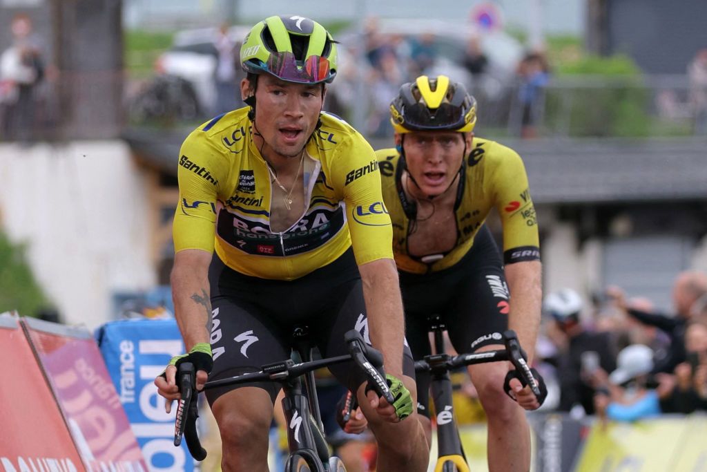 Primož Roglič (Bora-hansgrohe) wins stage 7 ahead of Matteo Jorgenson (Visma-Leaase a bike)