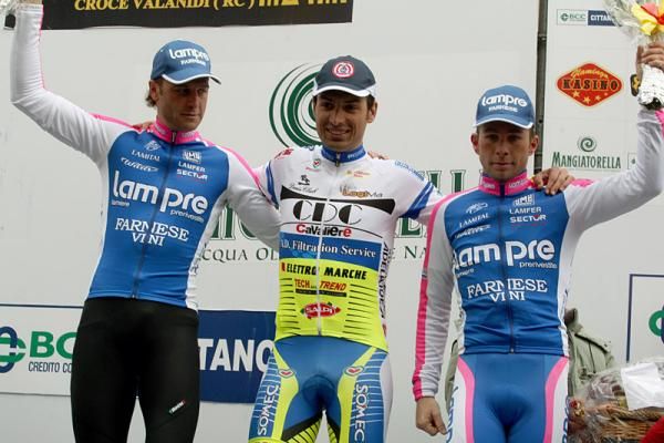 The stage three podium (l-r): Alessandro Petacchi (Lampre - Farnese Vini), 2nd; Giuseppe Muraglia (CDC Cavaliere), 1st; Daniele Pietropolli (Lampre - Farnese Vini), 3rd.