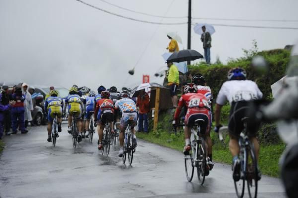 The peloton heads towards the KOM