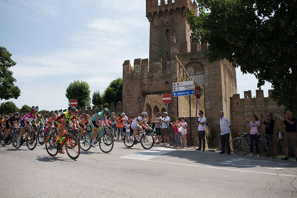Lizzie Armitstead (GBR) of Boels-Dolmans Cycling Team leads the peloton around the fort of Montagnana during the Giro Rosa 2016 - Stage 3