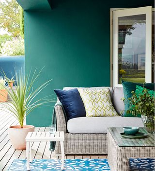How to paint an exterior wall with green wall and sofa
