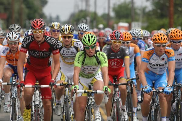 Points classification leader Mark Cavendish (HTC-Columbia) rides between Marcus Burghardt (l) and Robbie Hunter.