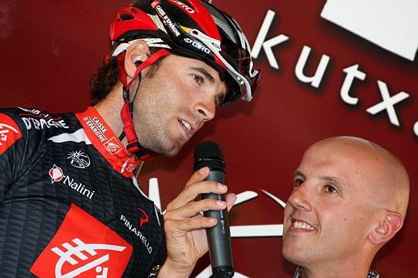 Alejandro Valverde (Caisse d'Epargne) on the podium with the official speaker.