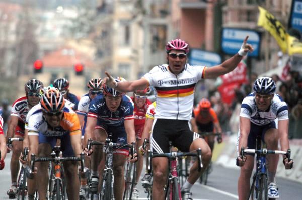Oscar Freire beats Erik Zabel with a late lunge at the line in 2004
