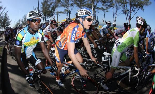 The peloton leaves Rio de Janiero on stage 1 of the Tour do Rio
