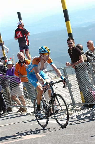 Bradley Wiggins (Garmin - Slipstream) climbs.