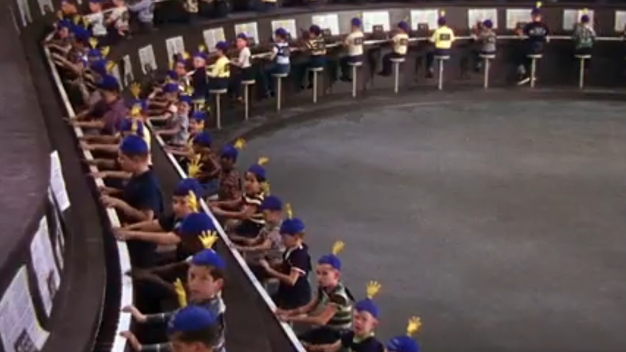 『Dr.Tの5000本の指』で巨大なピアノを弾く大勢の子供たち