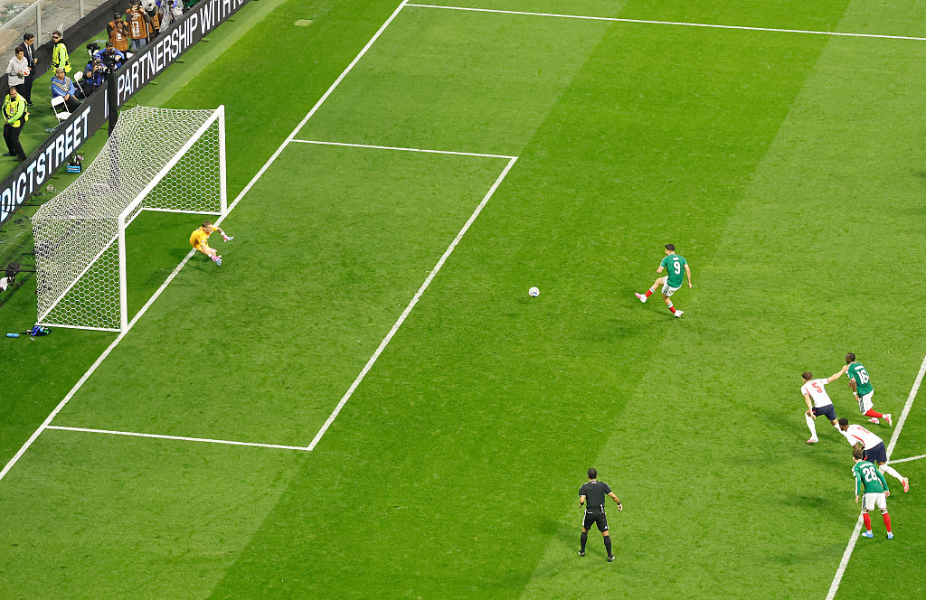 Raul Jimenez venceu Jordan Pickford de pênalti e restaurou a desvantagem do México para 3 a 2 contra a Inglaterra