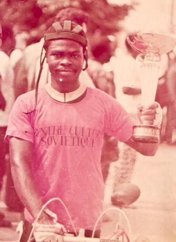 Illustrating the heavy soviet influence in Benin, Saka sports the jersey of the Soviet Cultural Center.