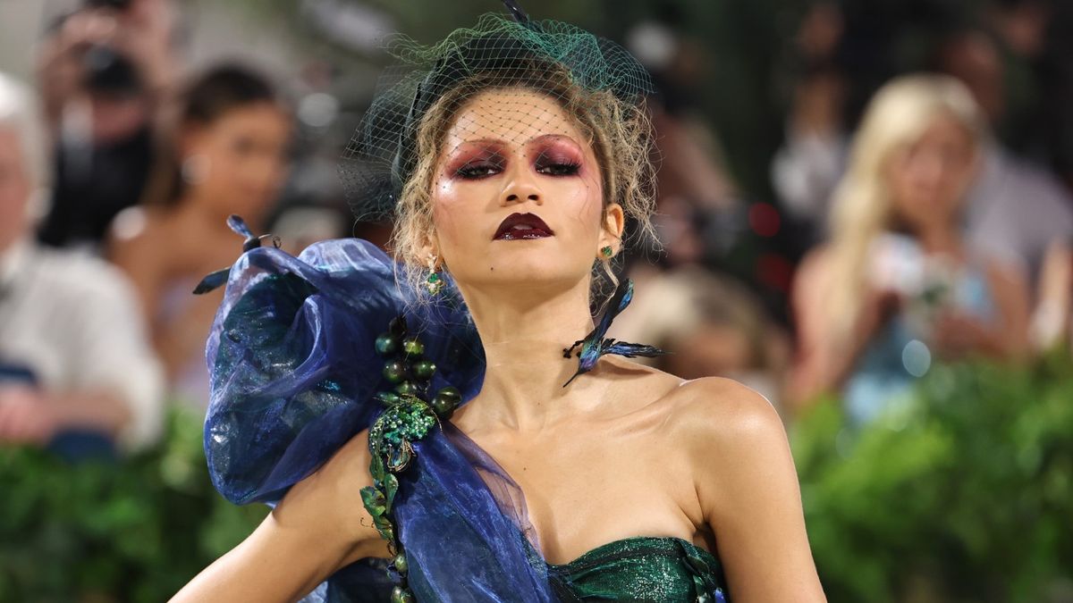 Zendaya’s Met Gala Beauty Look Consisted of Red Eyeshadow and Skinny ...