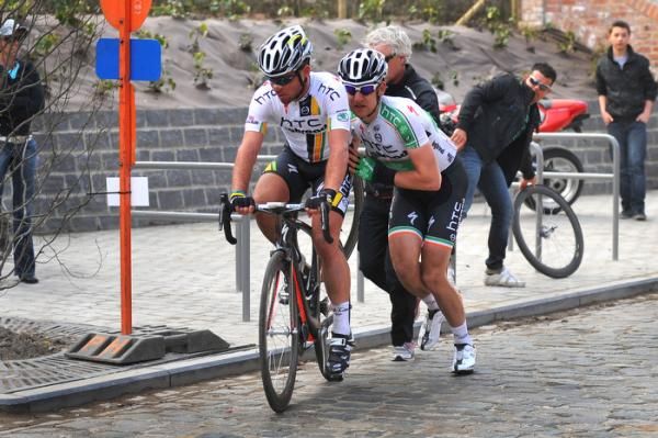 Mark Cavendish (HTC-Highroad) gets a push from his teammate