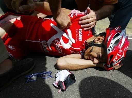 Jesus Hernandez (Relax) on the ground after crashing during stage 16