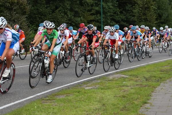 A fast, 'twitchy', day for the bunch on Stage 2
