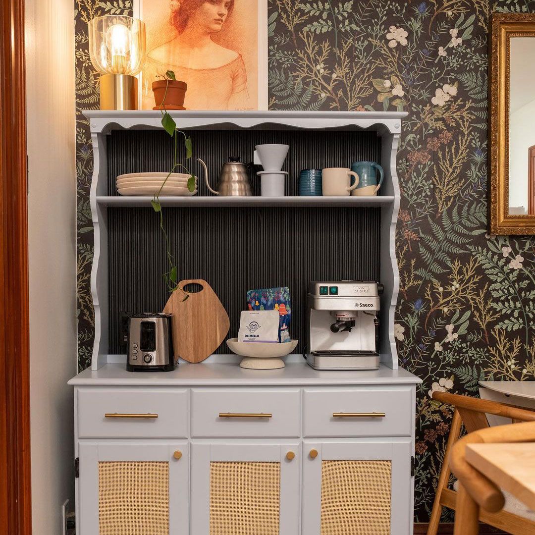 Prasmanan terbuka biru telur bebek dengan peralatan dapur kecil dan bagian depan kabinet rotan