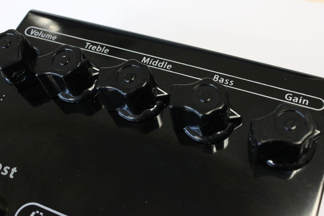 Unlike most distortion pedals, the Uberschall features the essential tone knobs, allowing you to scoop the mids and adjust your sound like an amp.