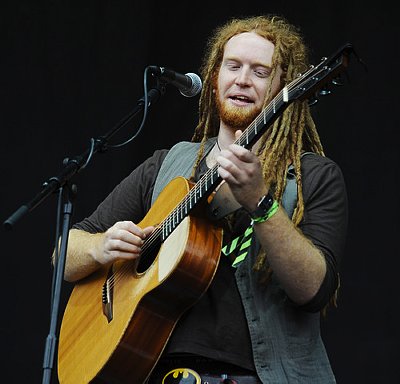 Newton faulkner - a percussive acoustic guitarist