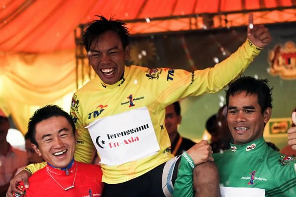 Anuar Manan (Terengganu Cycling Team) is ecstatic about earning the yellow jersey.