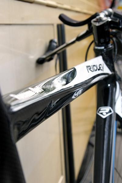 A diamond-shaped aero top tube,