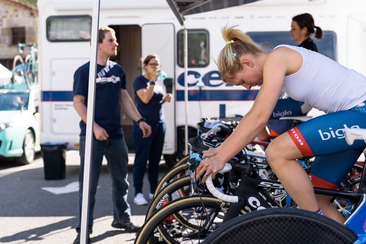 Stephanie Pohl (Cervelo Bigla) warms up