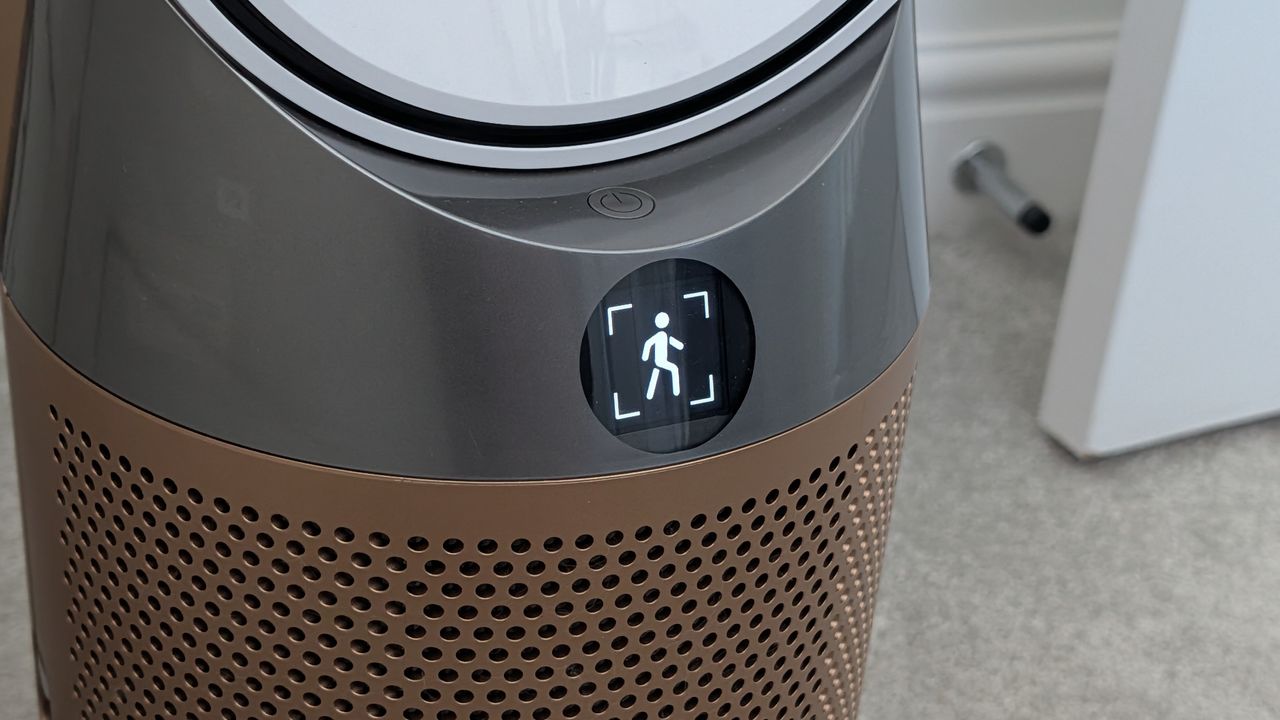 A closeup of the screen on the Dyson Find+Follow Purifier Cool showing its Find+Follow mode is switched on.
