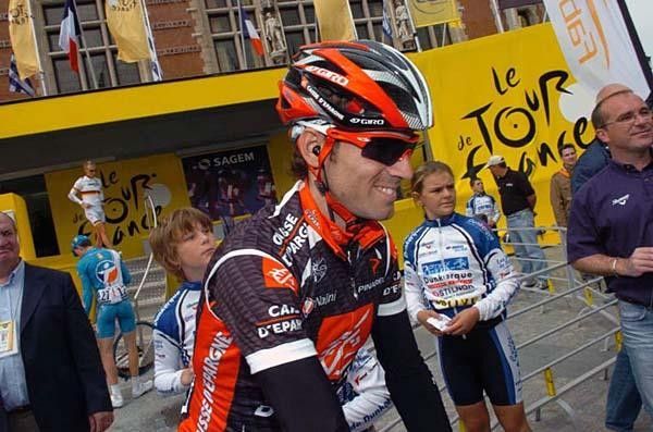Alejandro Valverde (Caisse d'Epargne) after the sign-in. German Champ Fabian Wegmann in the background on the podium.