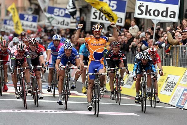 Oscar Freire (Rabobank) wins the 89th Milan - San Remo.