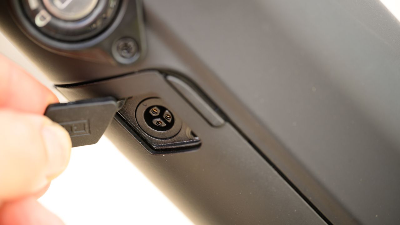Priority e-Classic Plus ebike charging port
