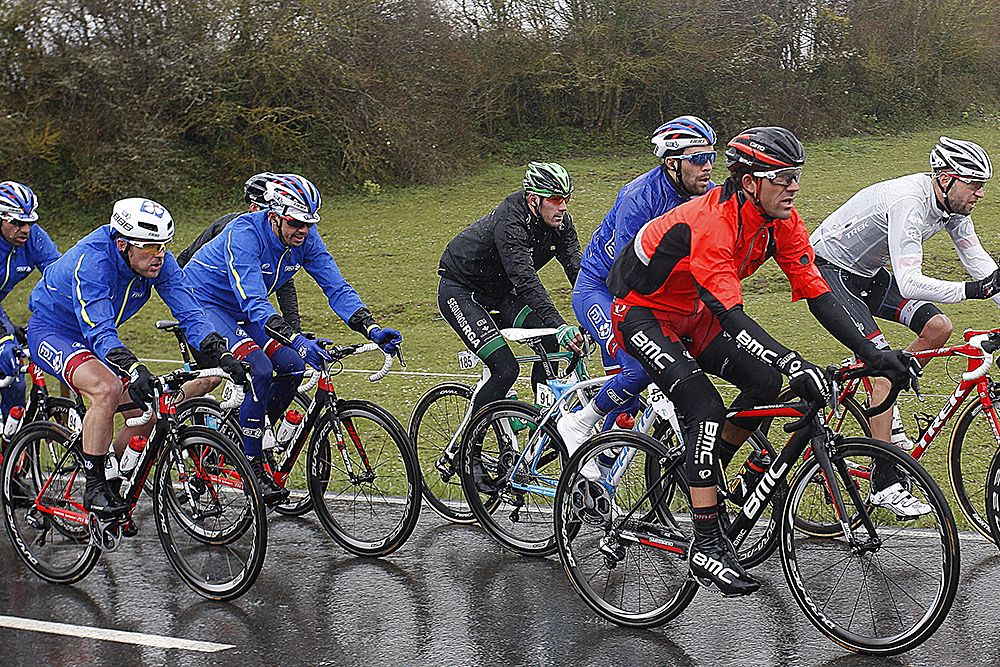 The peloton during stage 2 at Pais Vasco