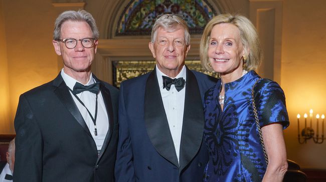 (From l.): Pioneer Mike Egan, guest Dimitri Sevastopoulo and Pioneer Cathy Rasenberger and at the Cable TV Pioneers gala in Philadelphia.
