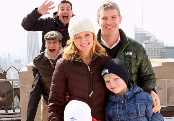 Watch Jon Hamm and Jimmy Fallon photobomb unsuspecting tourists