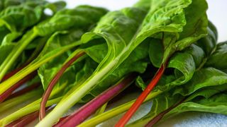 how to lower blood sugar: leafy greens