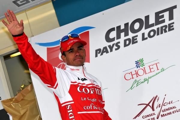 Leonardo Duque salutes from the podium.