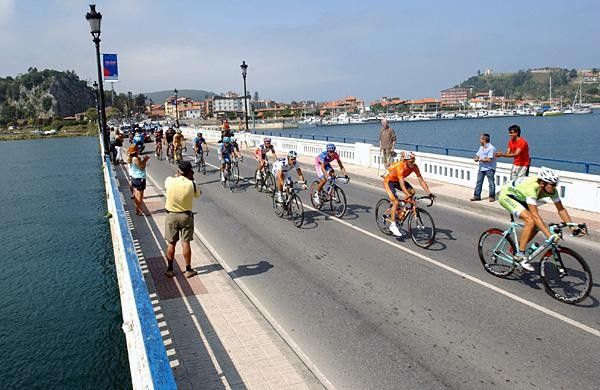 The peloton close to the Atlantic coast.