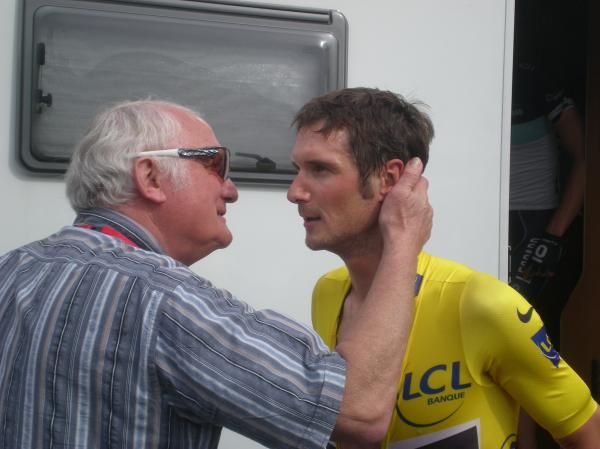 Fr&auml;nk Schleck gets a hig from his dad