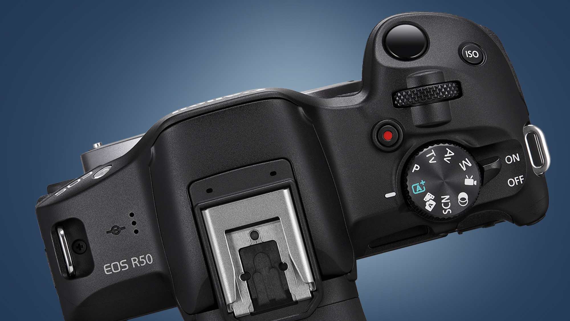 La parte superior de la cámara Canon EOS R50 sobre un fondo azul