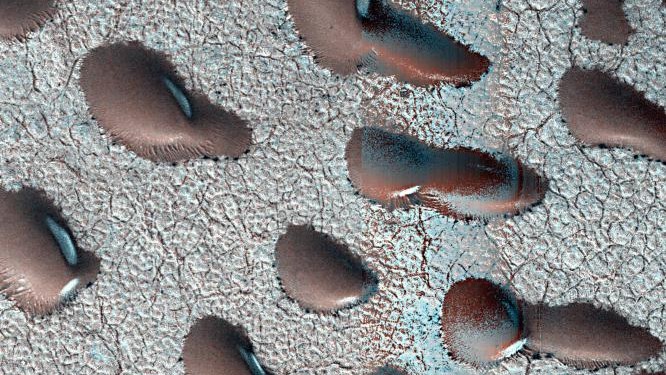 Giant 'kidney beans' spotted in Mars satellite images could point to signs of water and life