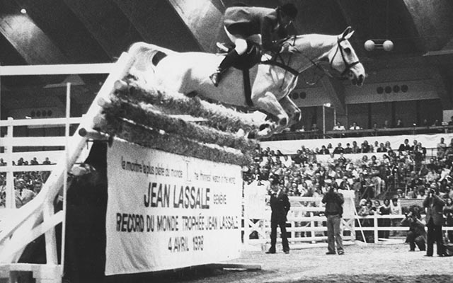 11 - WORLD RECORD HIGH JUMP 1978 SANYO HIFI 2.33 METRES KNOCKED DOWN WHICH WOULD OF GIVEN HIM THE TITLE