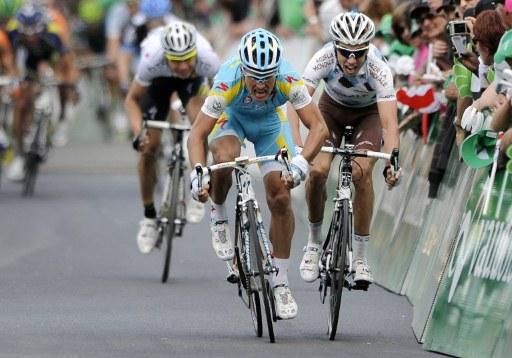 Alexandre Vinokourov (Astana) and Mikael Cherel (AG2R La Mondiale) duel for the stage victory in the final metres.