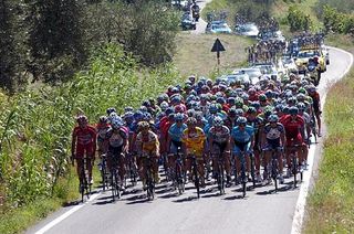 The peloton at the 2006 edition of the Coppa Placci