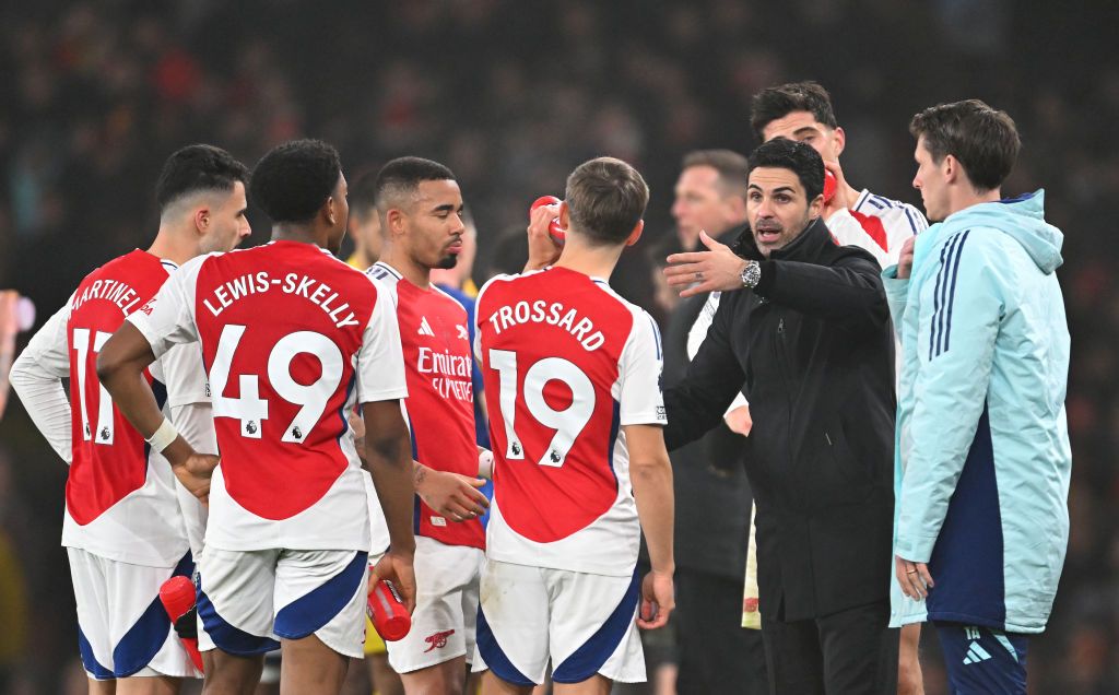 LONDON, ENGLAND - DECEMBER 27: Mikel Arteta, Manager of Arsenal, speaks to Gabriel Martinelli, Myles Lewis-Skelly and Leandro Trossard of Arsenal during the Premier League match between Arsenal FC and Ipswich Town FC at Emirates Stadium on December 27, 2024 in London, England. (Photo by Stuart MacFarlane/Arsenal FC via Getty Images)